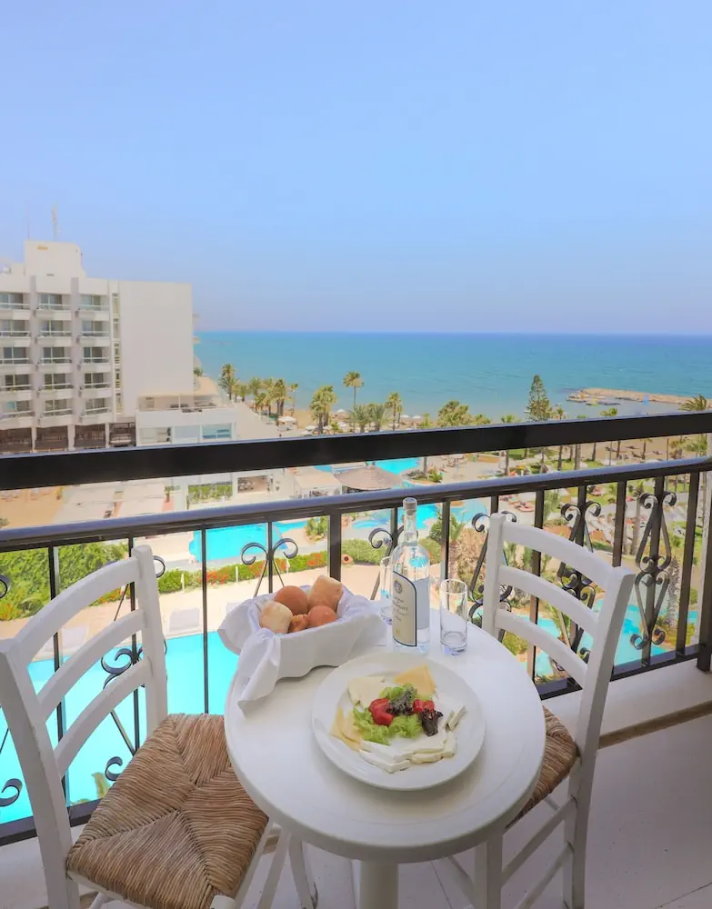 HOTEL: Sandy Beach Hotel and Spa