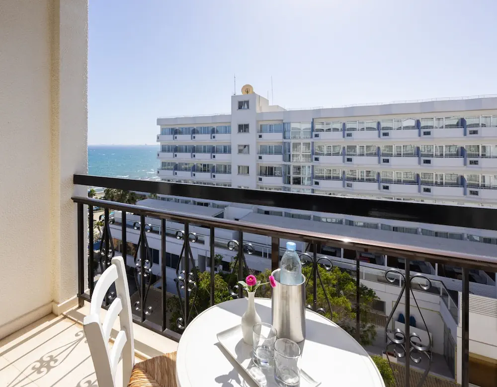 HOTEL: Sandy Beach Hotel and Spa
