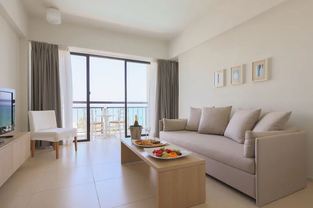 HOTEL: Sandy Beach Hotel and Spa