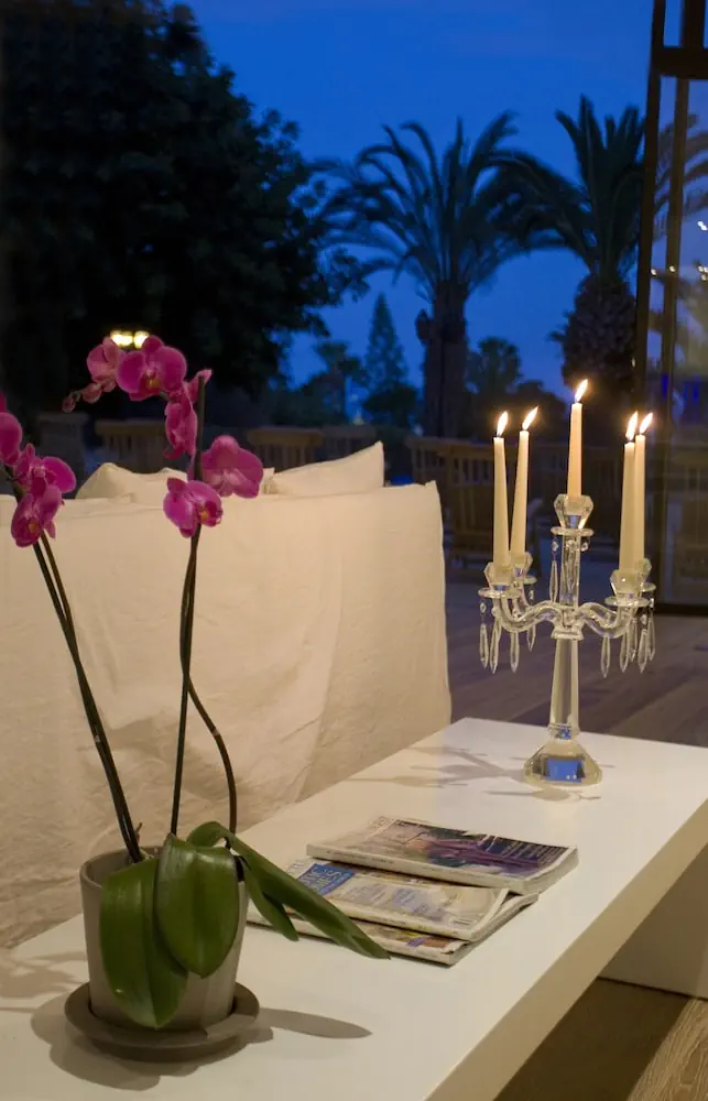 HOTEL: Sandy Beach Hotel and Spa