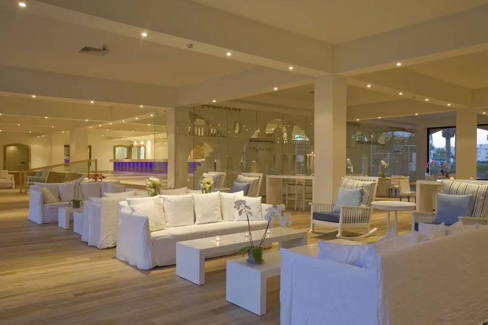 HOTEL: Sandy Beach Hotel and Spa