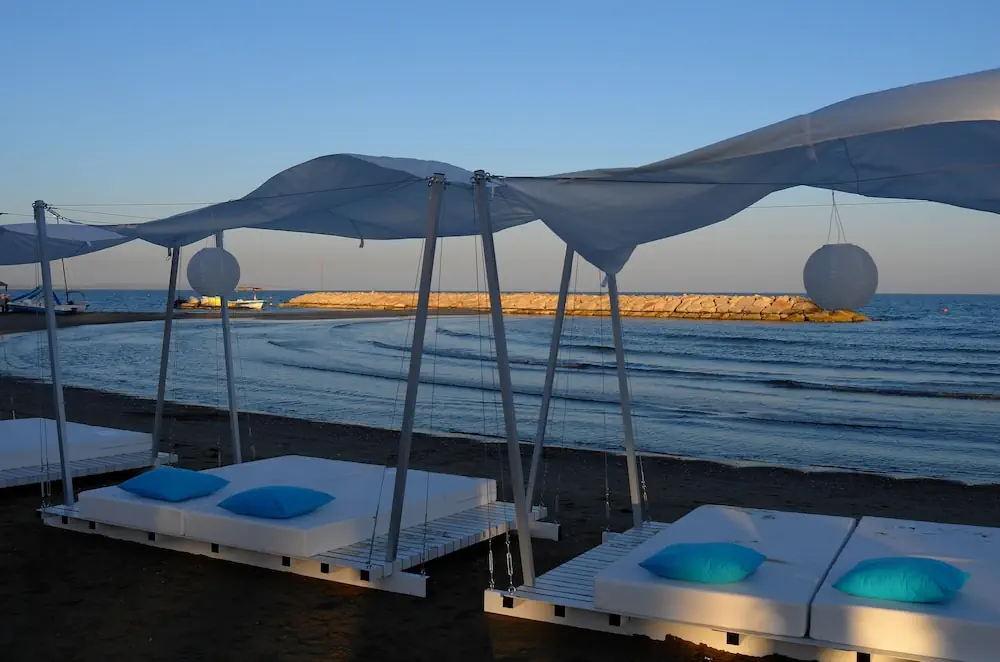 HOTEL: Sandy Beach Hotel and Spa