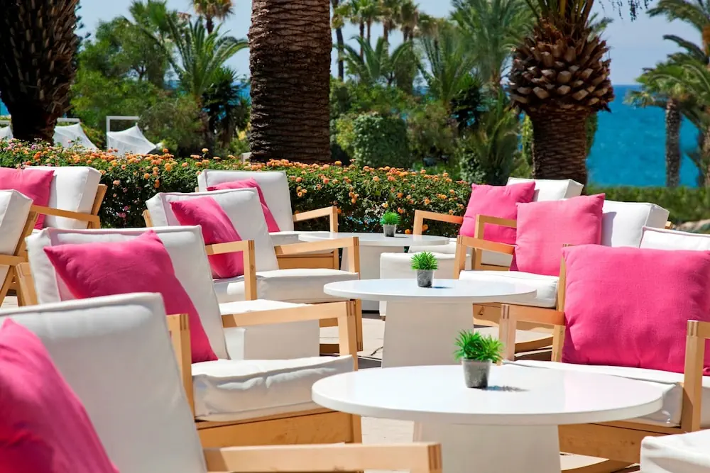 HOTEL: Sandy Beach Hotel and Spa