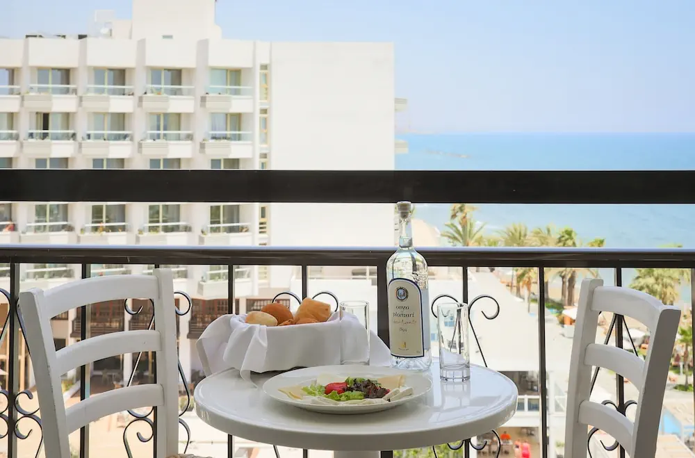 HOTEL: Sandy Beach Hotel and Spa