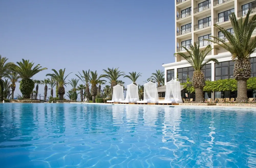 HOTEL: Sandy Beach Hotel and Spa