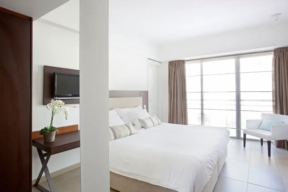 HOTEL: Sandy Beach Hotel and Spa