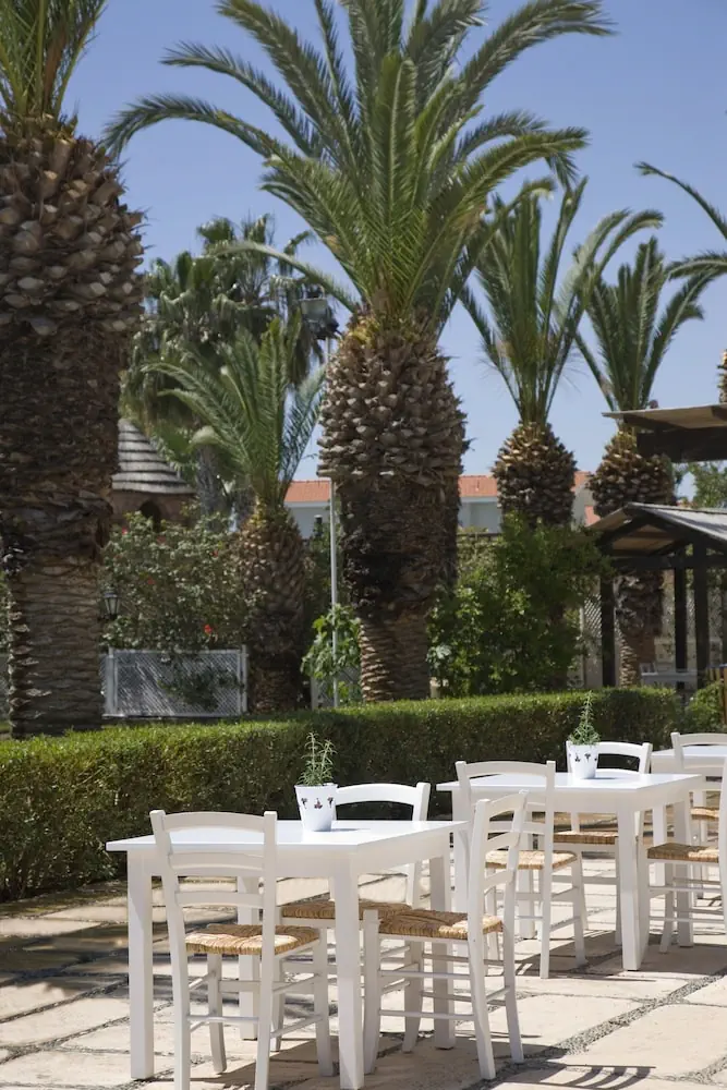 HOTEL: Sandy Beach Hotel and Spa