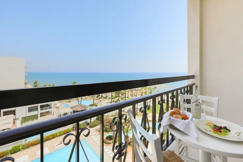 HOTEL: Sandy Beach Hotel and Spa