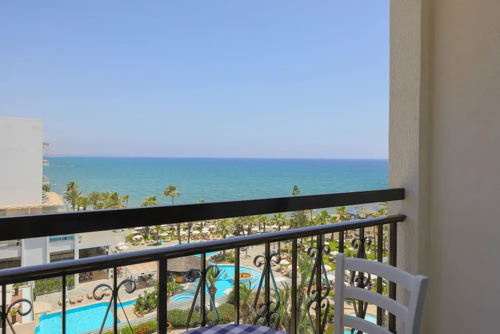 HOTEL: Sandy Beach Hotel and Spa
