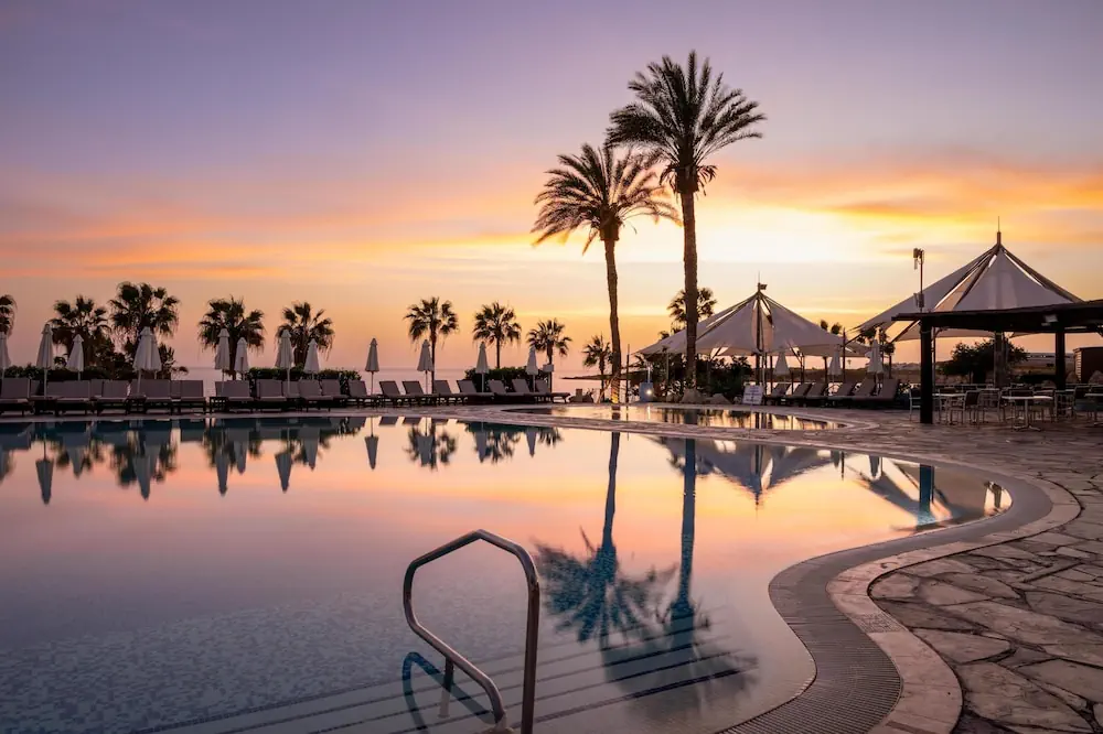 HOTEL: Coral Beach Hotel and Resort