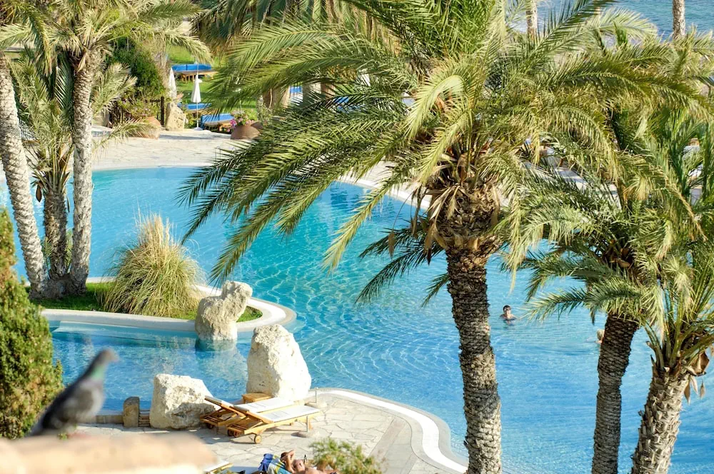 HOTEL: Coral Beach Hotel and Resort