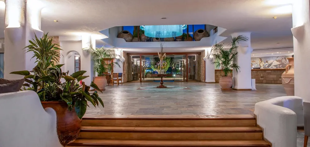 HOTEL: Coral Beach Hotel and Resort