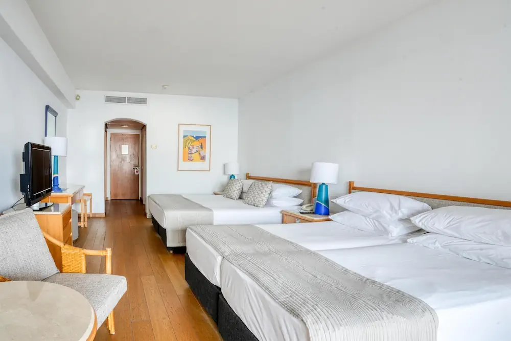 HOTEL: Coral Beach Hotel and Resort