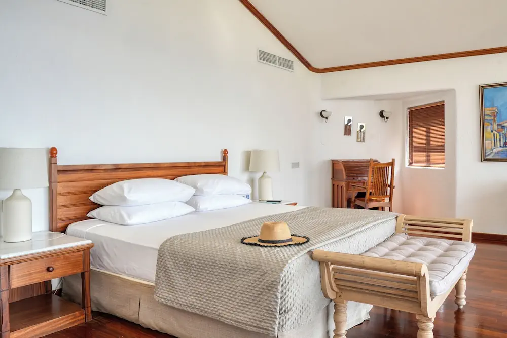 HOTEL: Coral Beach Hotel and Resort