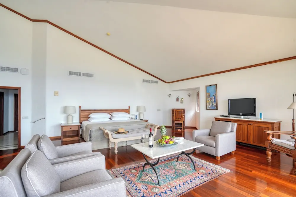 HOTEL: Coral Beach Hotel and Resort