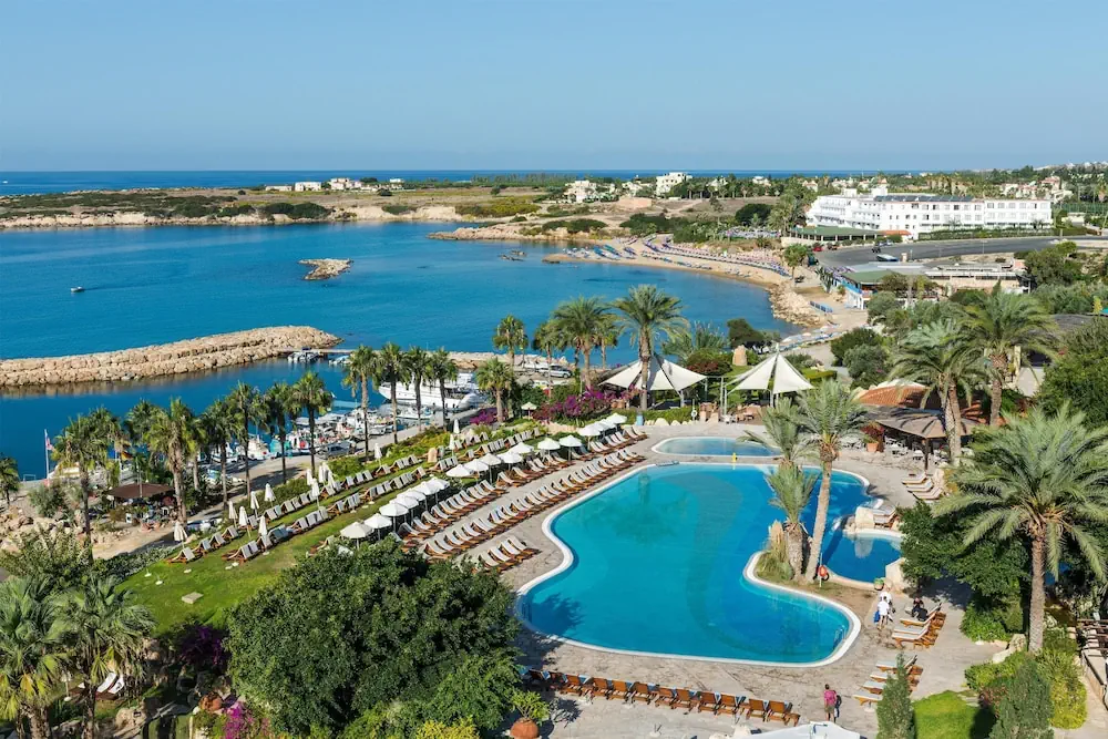 HOTEL: Coral Beach Hotel and Resort
