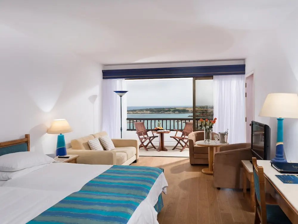 HOTEL: Coral Beach Hotel and Resort