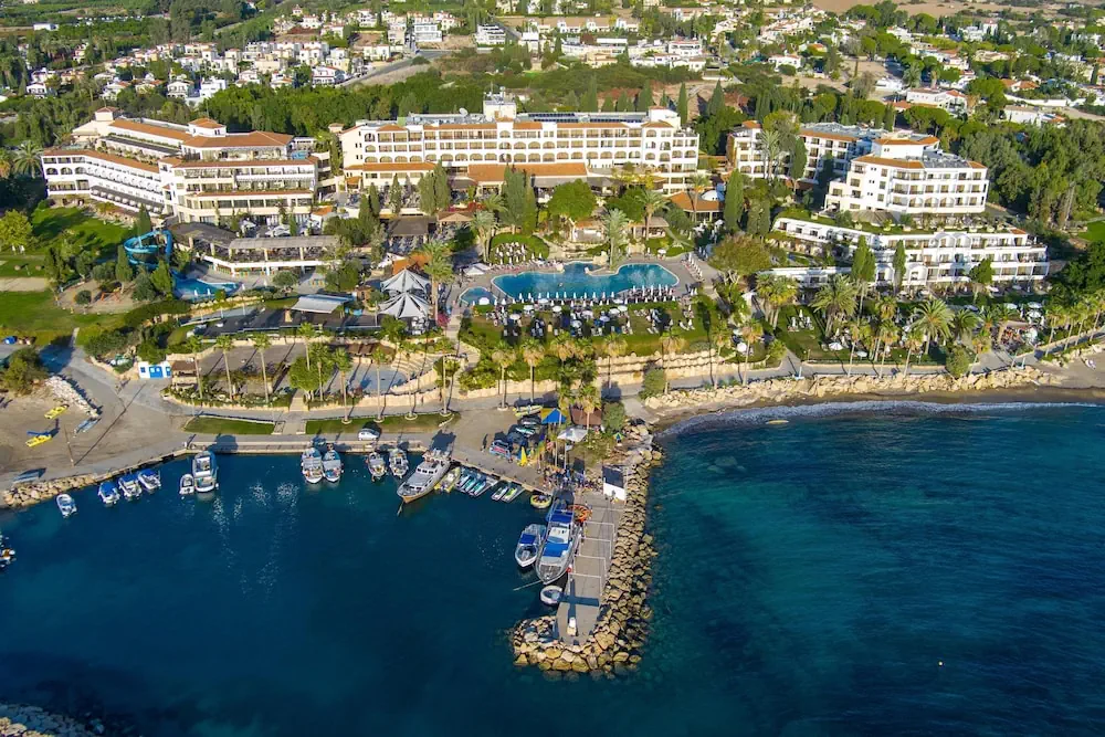 HOTEL: Coral Beach Hotel and Resort