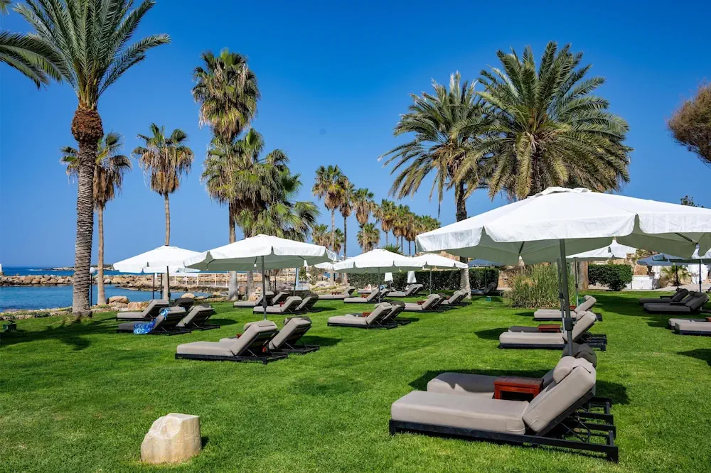 HOTEL: Coral Beach Hotel and Resort