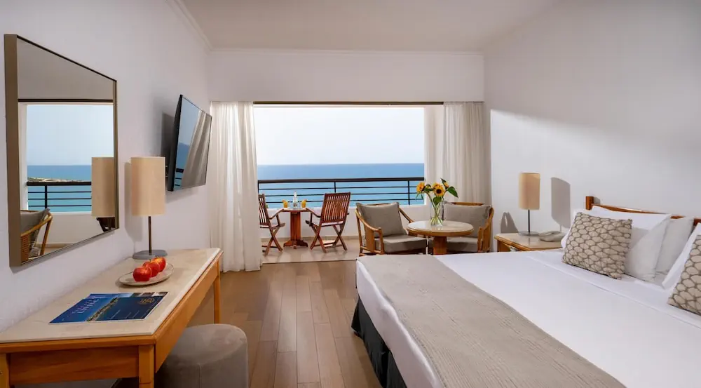 HOTEL: Coral Beach Hotel and Resort
