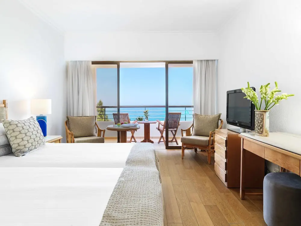 HOTEL: Coral Beach Hotel and Resort