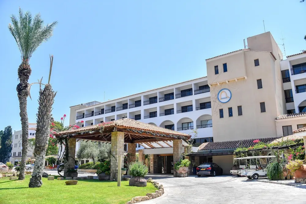 HOTEL: Coral Beach Hotel and Resort