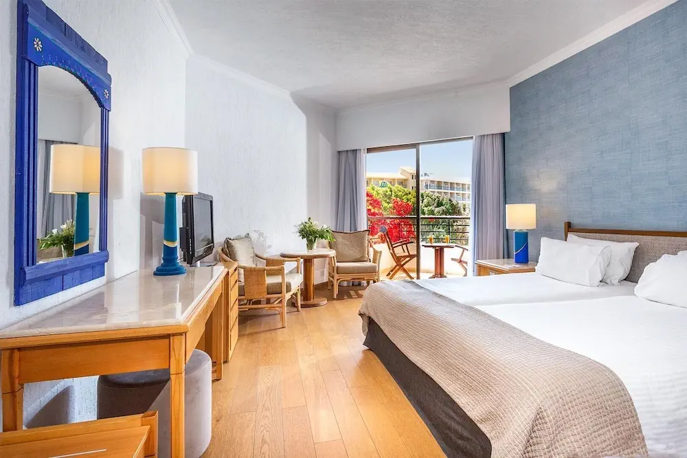 HOTEL: Coral Beach Hotel and Resort