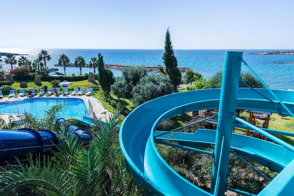 HOTEL: Coral Beach Hotel and Resort