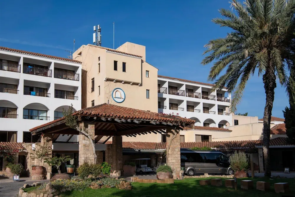 HOTEL: Coral Beach Hotel and Resort