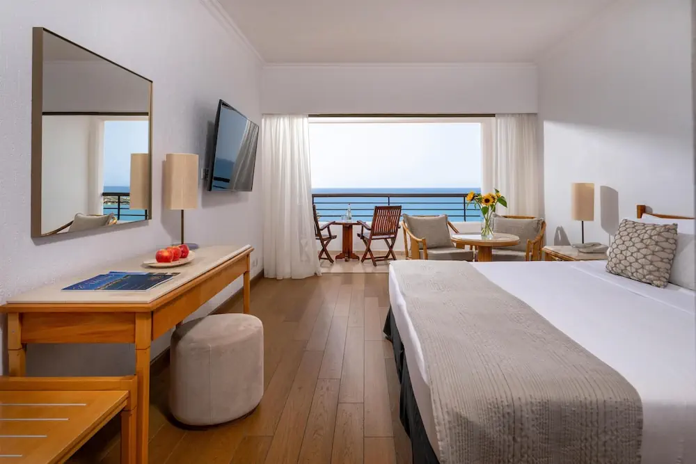 HOTEL: Coral Beach Hotel and Resort