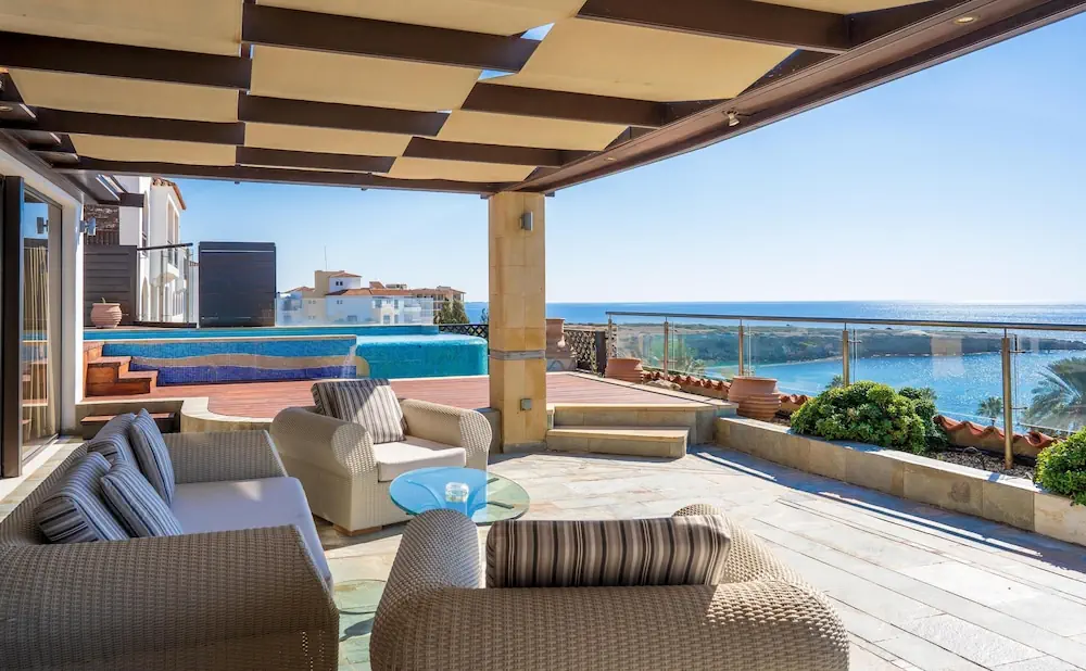 HOTEL: Coral Beach Hotel and Resort