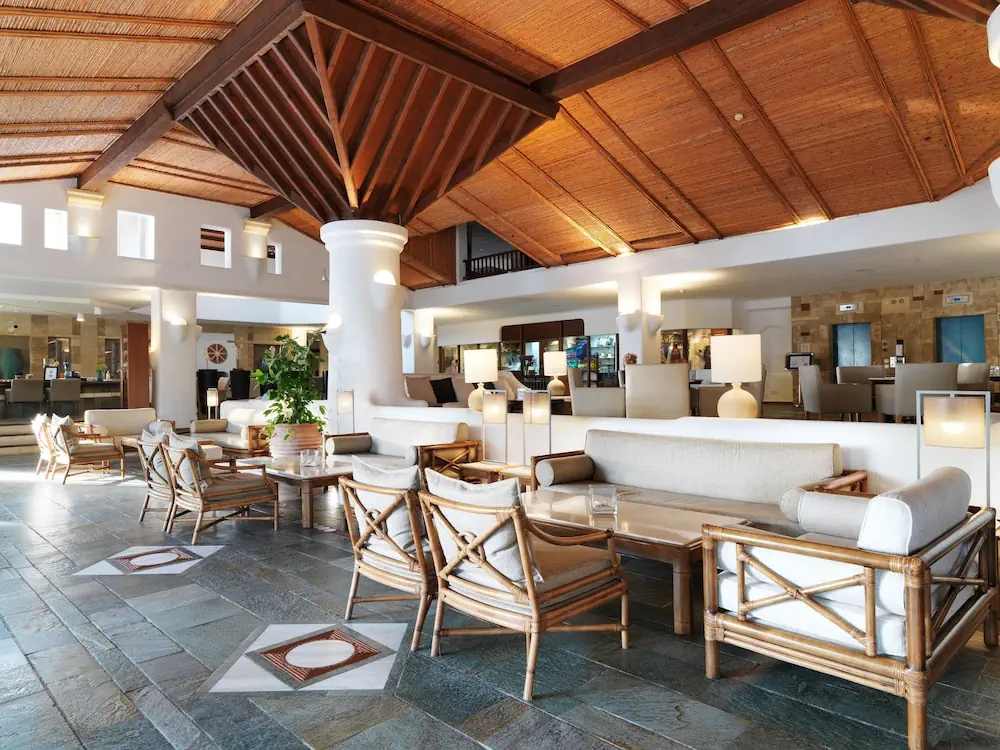 HOTEL: Coral Beach Hotel and Resort