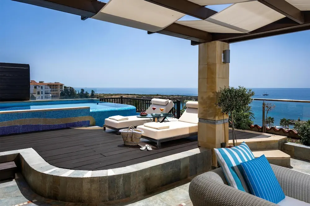 HOTEL: Coral Beach Hotel and Resort