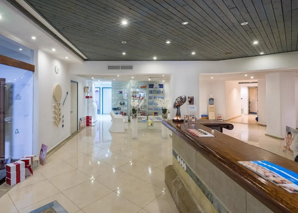 HOTEL: Coral Beach Hotel and Resort