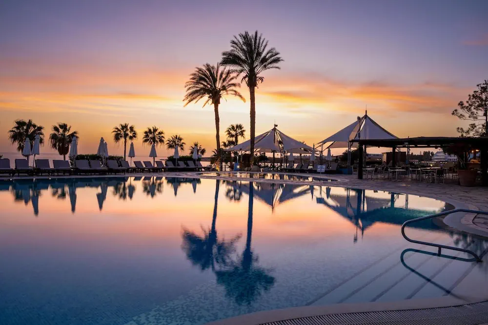 HOTEL: Coral Beach Hotel and Resort
