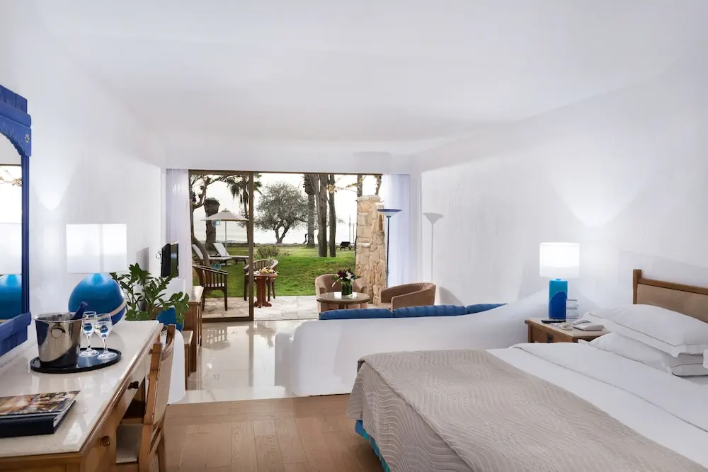 HOTEL: Coral Beach Hotel and Resort