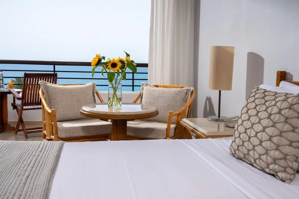 HOTEL: Coral Beach Hotel and Resort