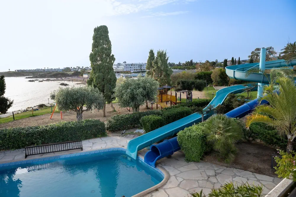 HOTEL: Coral Beach Hotel and Resort