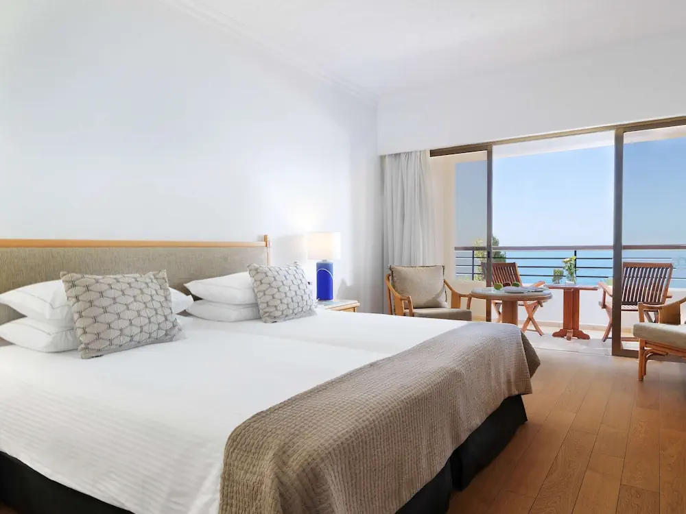 HOTEL: Coral Beach Hotel and Resort