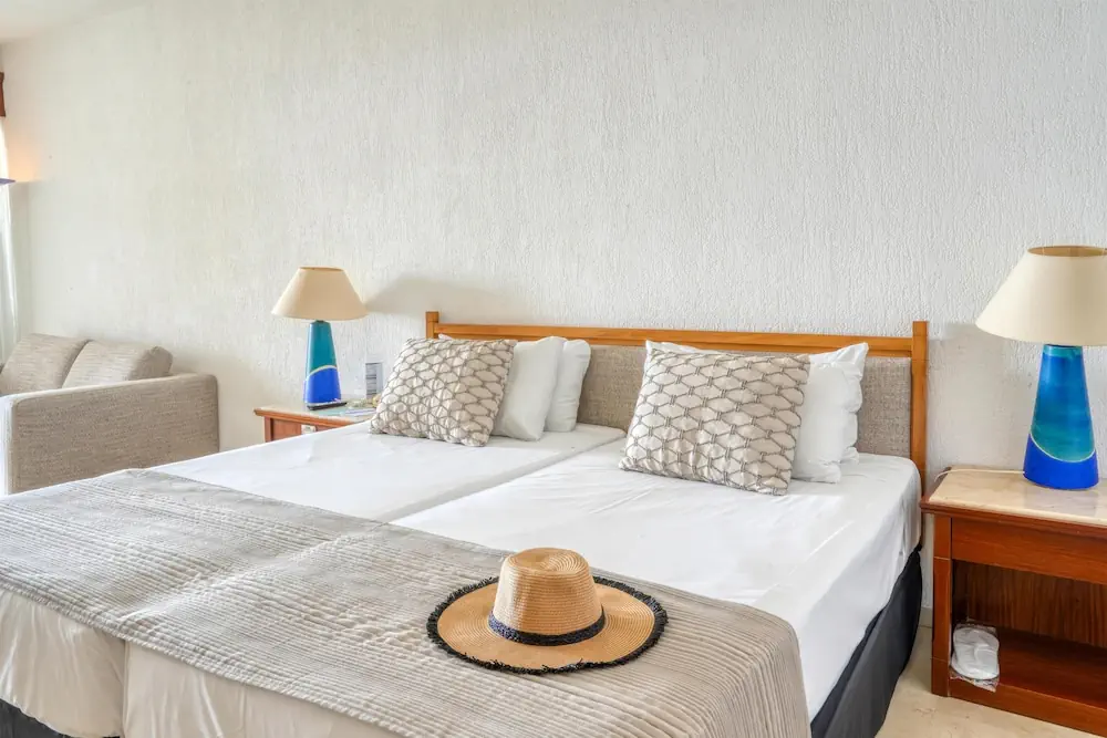 HOTEL: Coral Beach Hotel and Resort