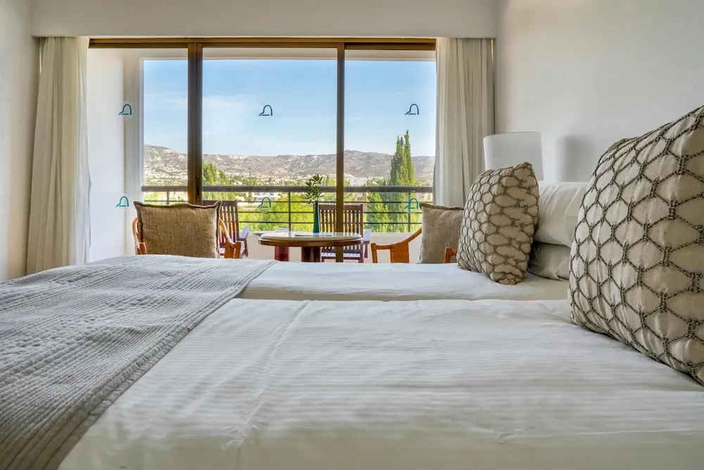 HOTEL: Coral Beach Hotel and Resort