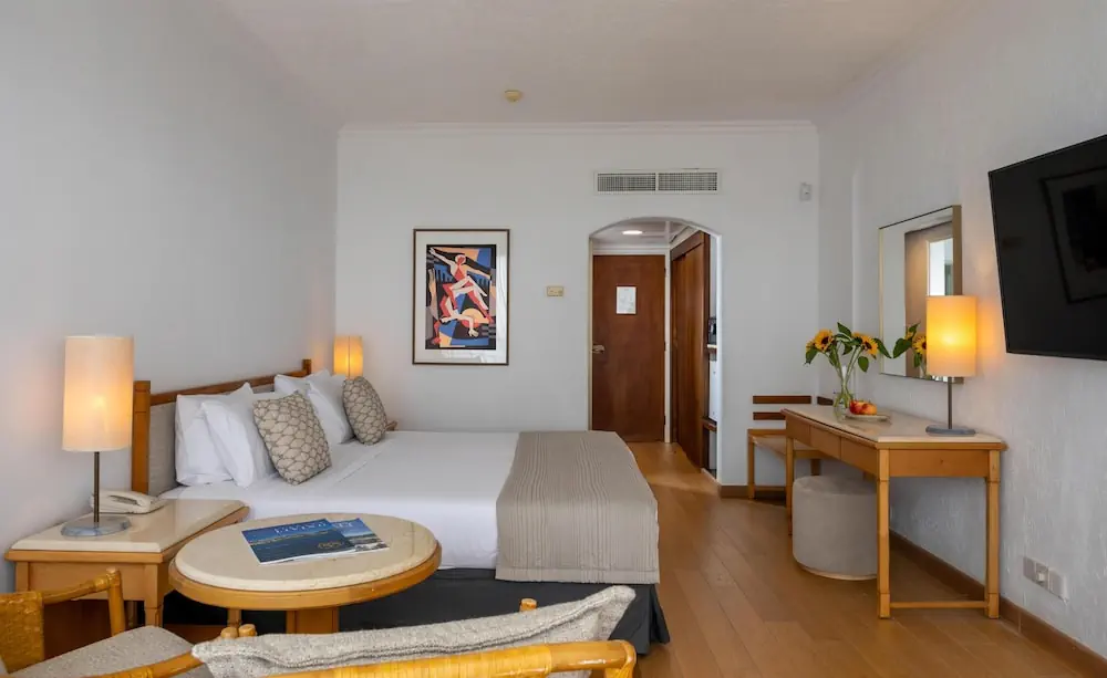 HOTEL: Coral Beach Hotel and Resort
