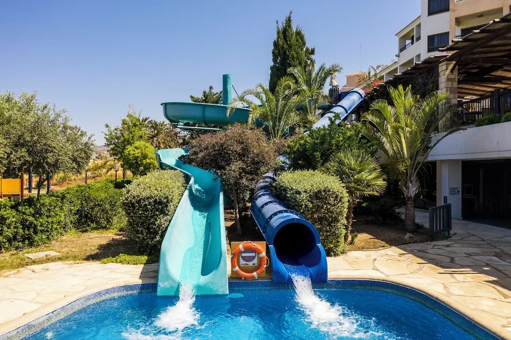 HOTEL: Coral Beach Hotel and Resort