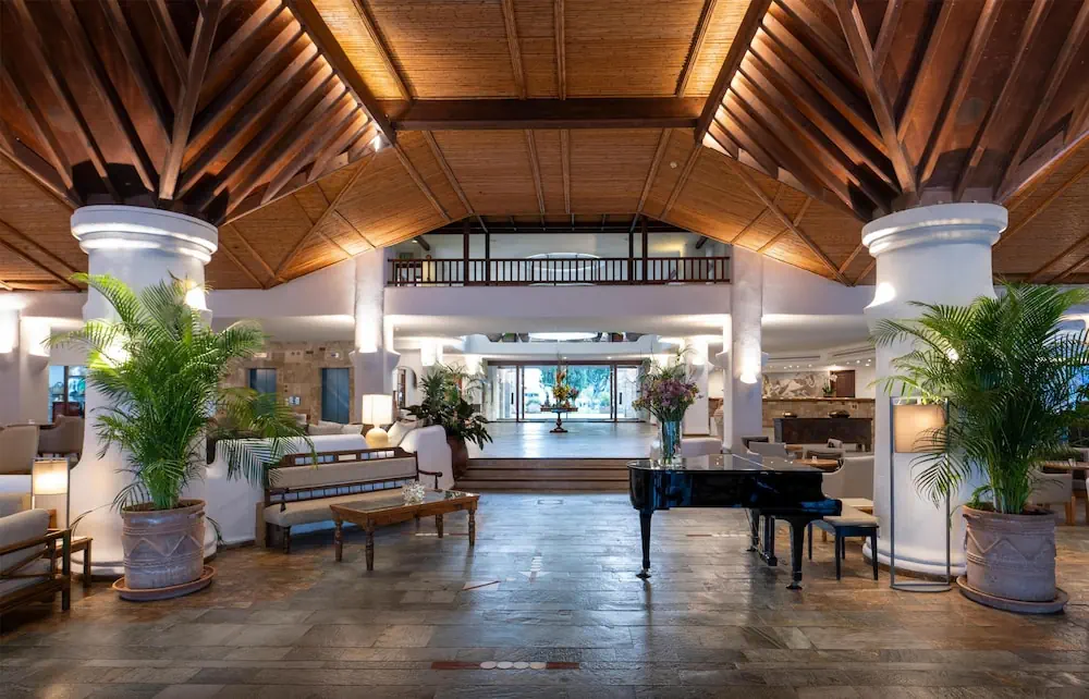 HOTEL: Coral Beach Hotel and Resort