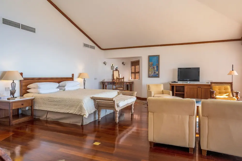 HOTEL: Coral Beach Hotel and Resort