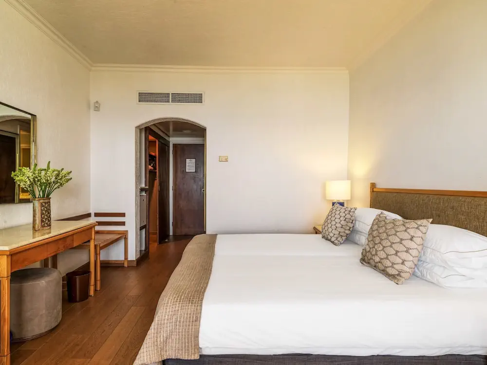 HOTEL: Coral Beach Hotel and Resort