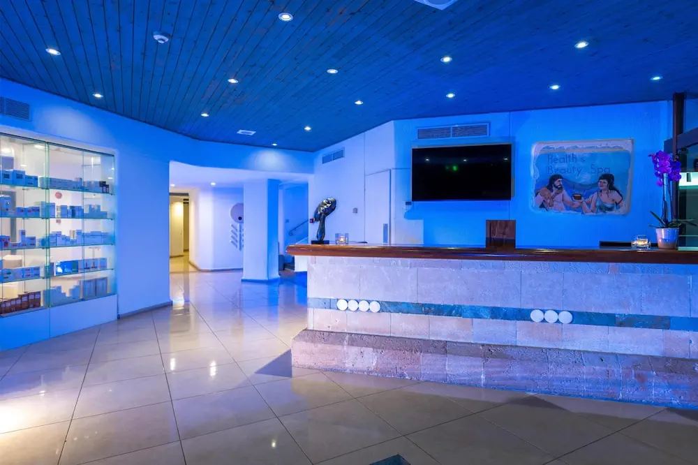 HOTEL: Coral Beach Hotel and Resort