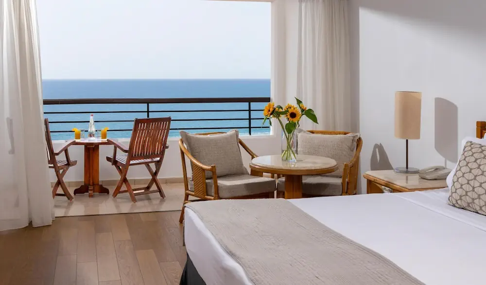 HOTEL: Coral Beach Hotel and Resort