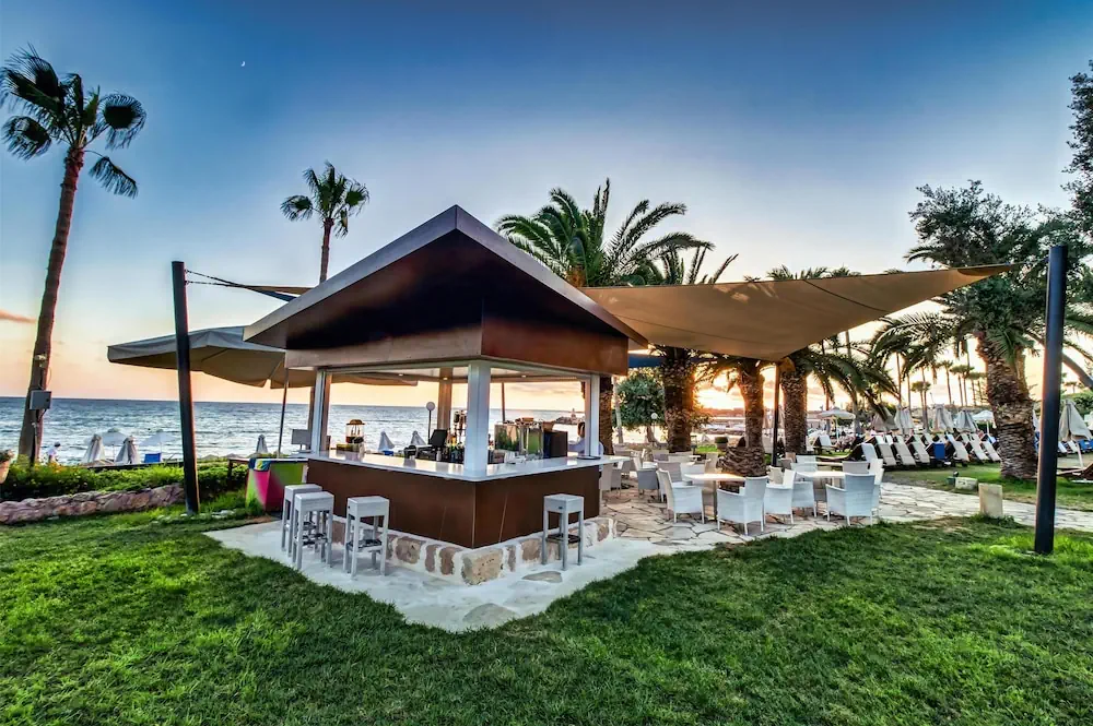 HOTEL: Coral Beach Hotel and Resort