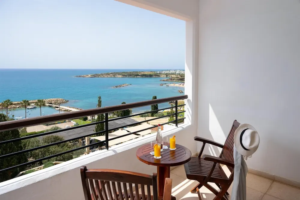 HOTEL: Coral Beach Hotel and Resort